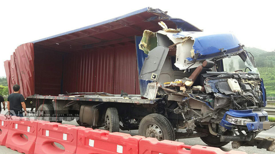 事故现场,一辆大货车车厢右侧车身板因剧烈摩擦被全部撕开.