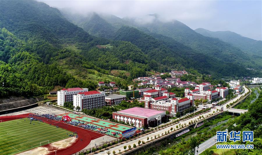 這是震後新建的略陽天津高級中學全貌(4月26日無人機拍攝).