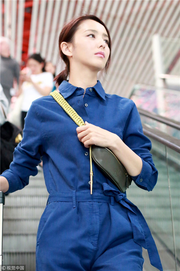 佟丽娅穿连体工装率性可人 自推行李亲切感十足(1/8)