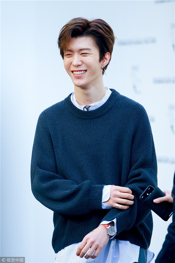 范丞丞笑出鱼尾纹 穿着尽显英伦范儿