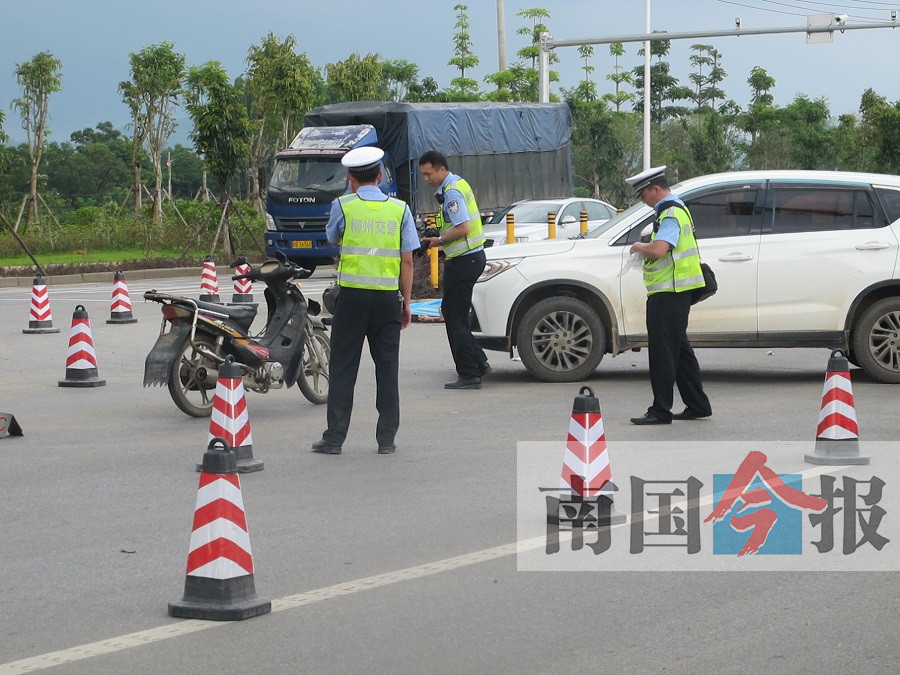 摩托车疑似避让小车失控倒地