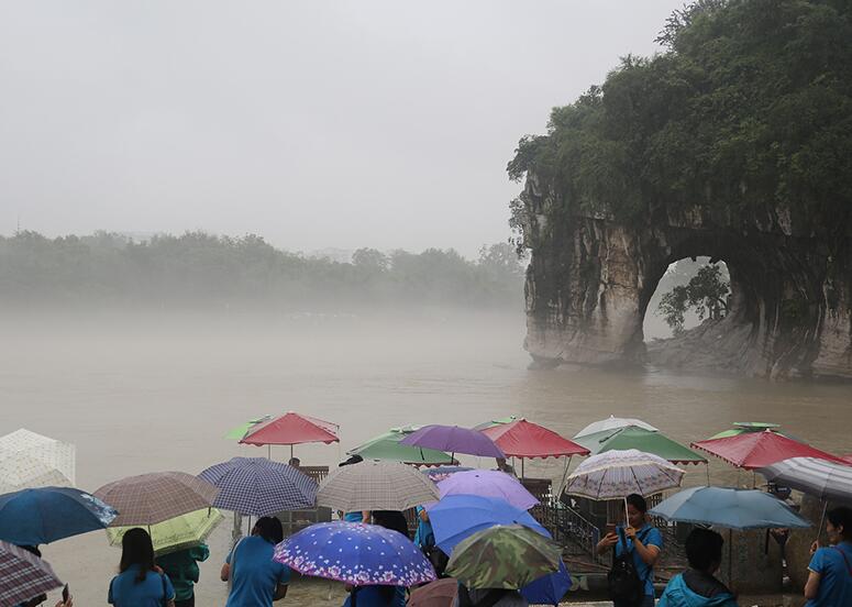 广西桂林现"烟雨漓江"美景(图)