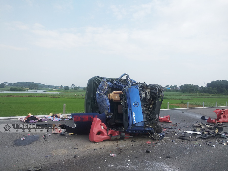 泉南高速两辆货车迎面碰撞 事故造成两死两伤(图) (2/5)