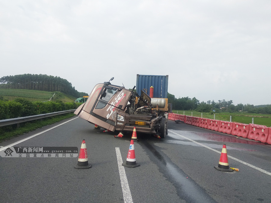 泉南高速两辆货车迎面碰撞 事故造成两死两伤(图)(3/5)