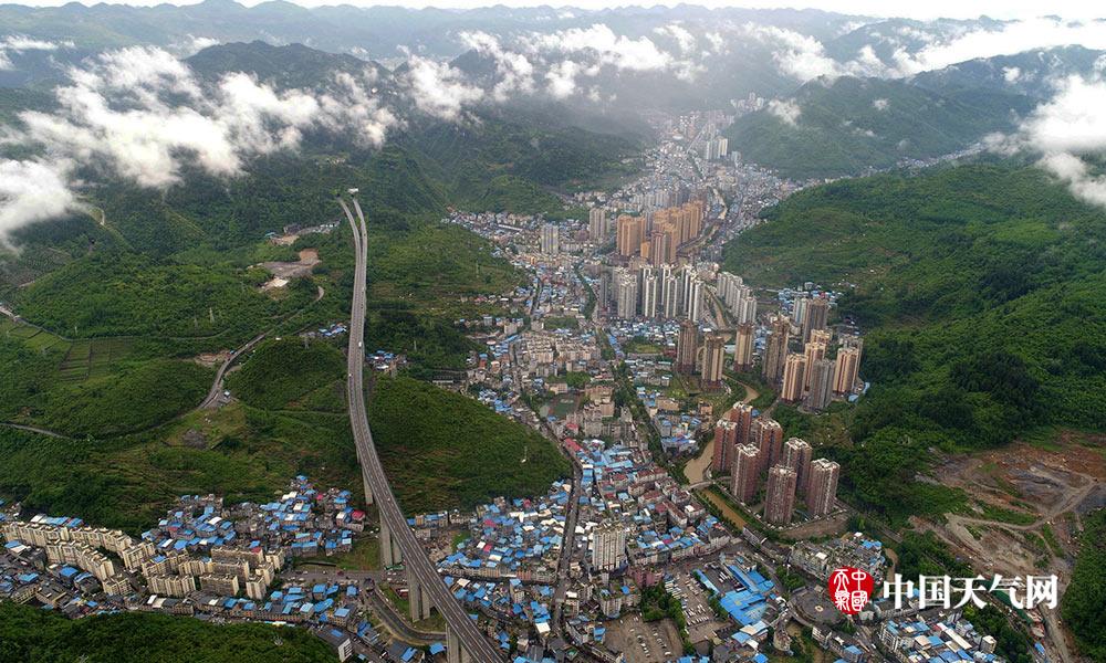 高清组图:鸟瞰雨雾笼罩下的重庆酉阳