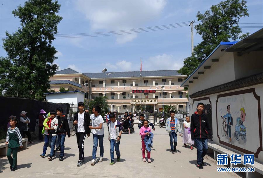 5月22日,曲靖市麒麟区珠街街道涌泉村小学学生走出校园.