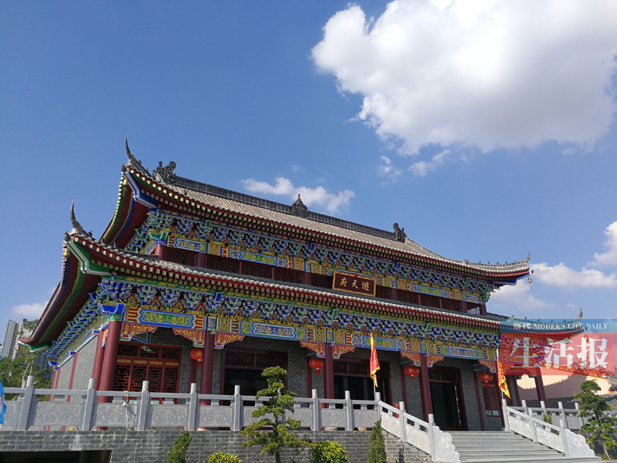 一些市民自南宁市英华大桥上远眺,发现于柳沙半岛之角,邕江水塘江相交