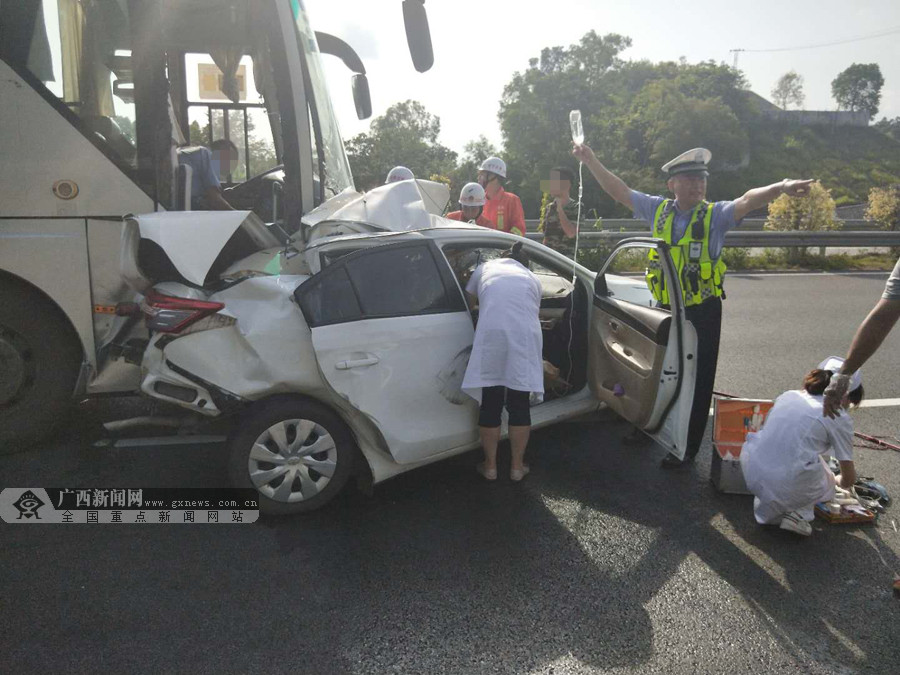 兰海高速大客车与小轿车相撞 事故致一人死亡(图)_广西新闻网精彩图集