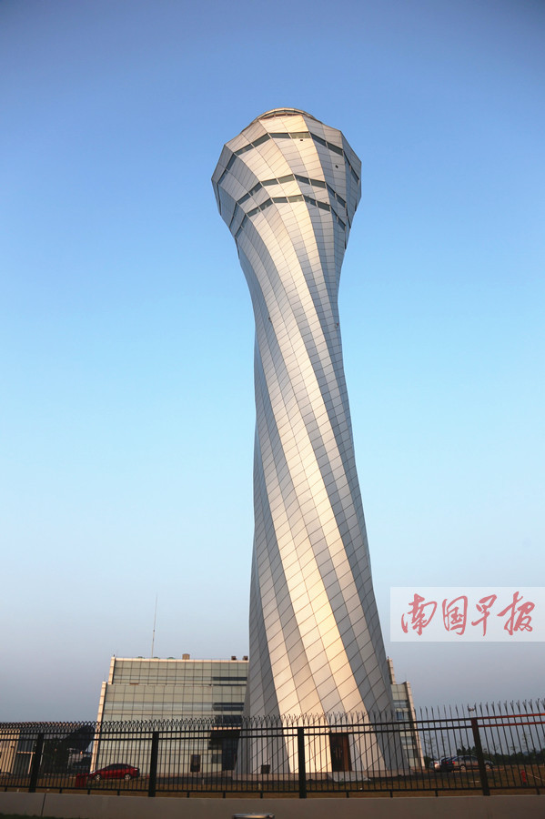 5月29日焦点图:南宁地铁3号线列车亮相 "锦绣紫"亮眼-广西新闻图集