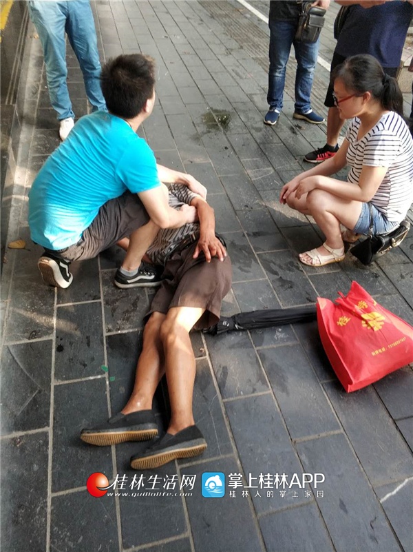 桂林中山北路一男子倒地不起,口吐白沫.