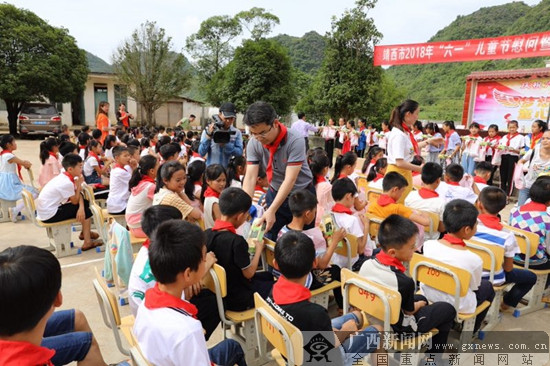 广西建工集团团委联合靖西市团委开展儿童节慰问活动