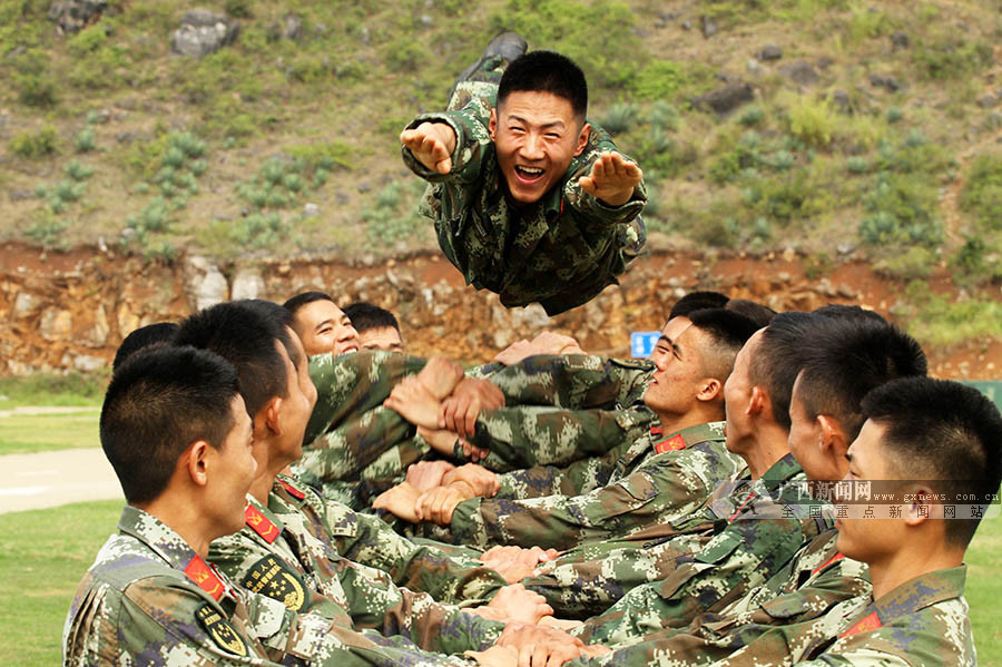 掰手腕,人体战车 广西某武警侦察兵乐享练兵场(3/10)