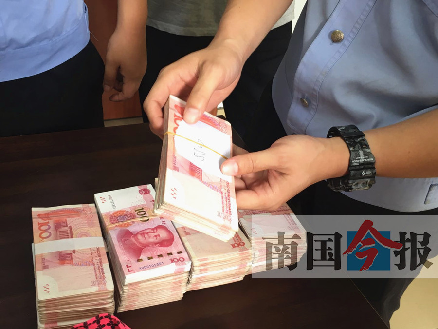 5月30日上午,警方正在清点现金,准备把钱退还失主.