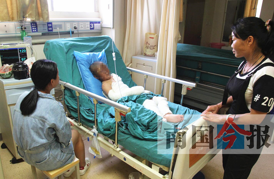 厨房煤气爆燃儿子烧成重伤 医疗费难住单亲妈妈