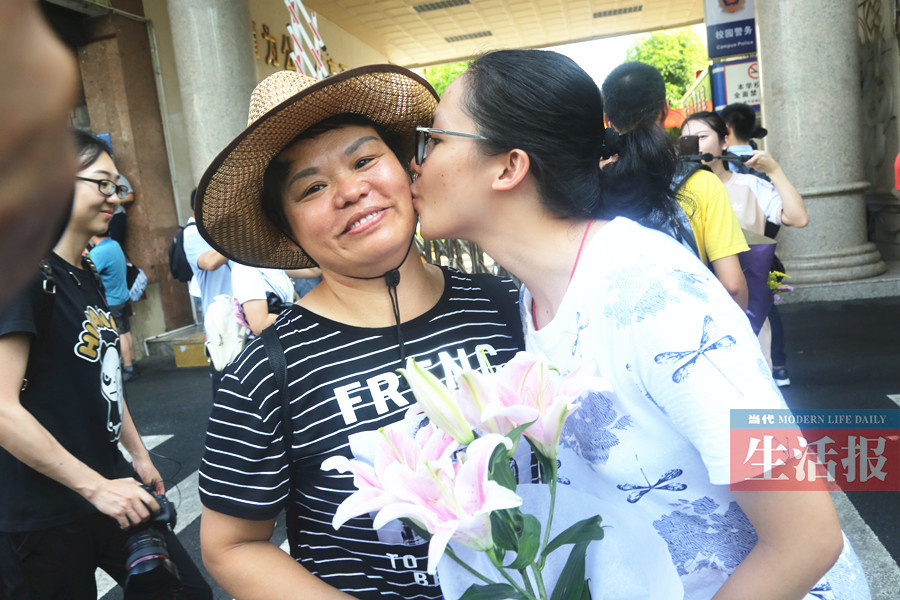 一名女生在高考结束后亲吻妈妈的脸颊