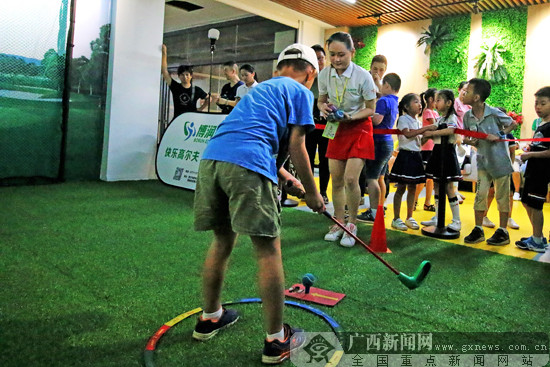 邕城少年尝挥杆 首届博润青少年室内高尔夫赛收官