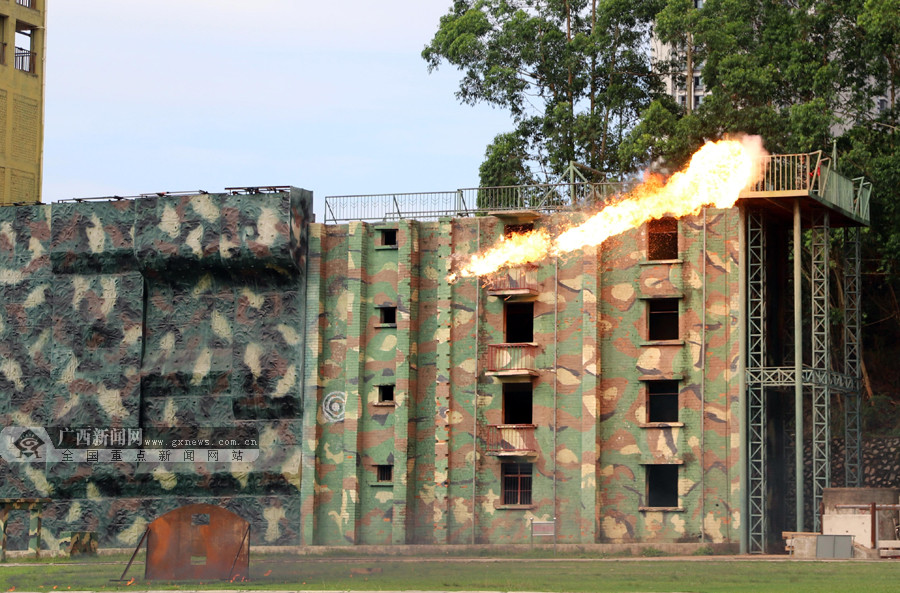 实拍武警防化分队喷火训练火龙喷射而出场面震撼55