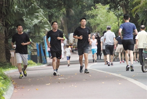 南宁南湖公园一男子晨跑时猝死 警方急寻死者家属