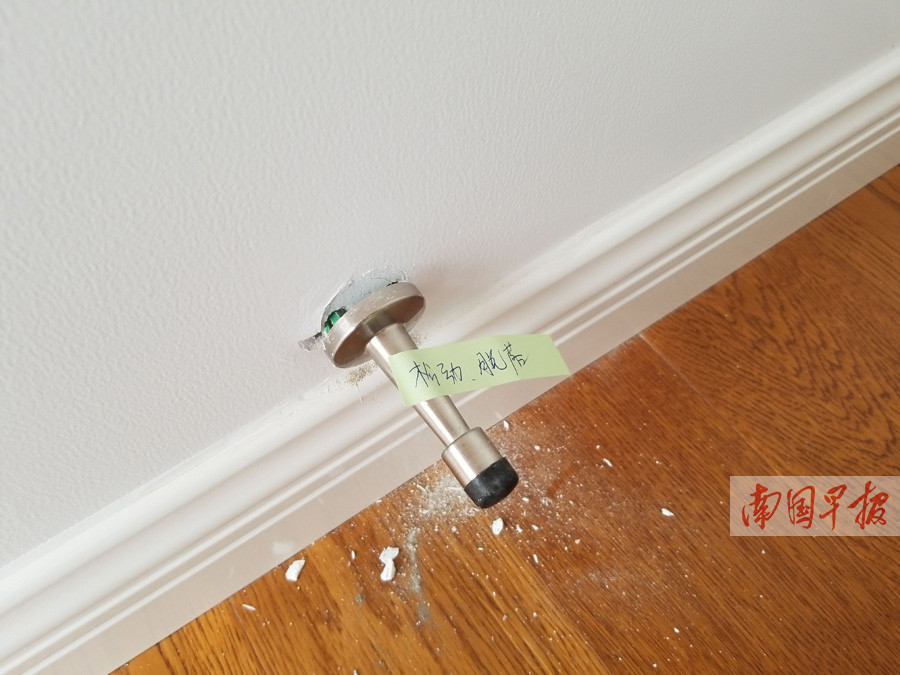 南宁市龙岗大道某全装修楼盘的门吸松动脱落.
