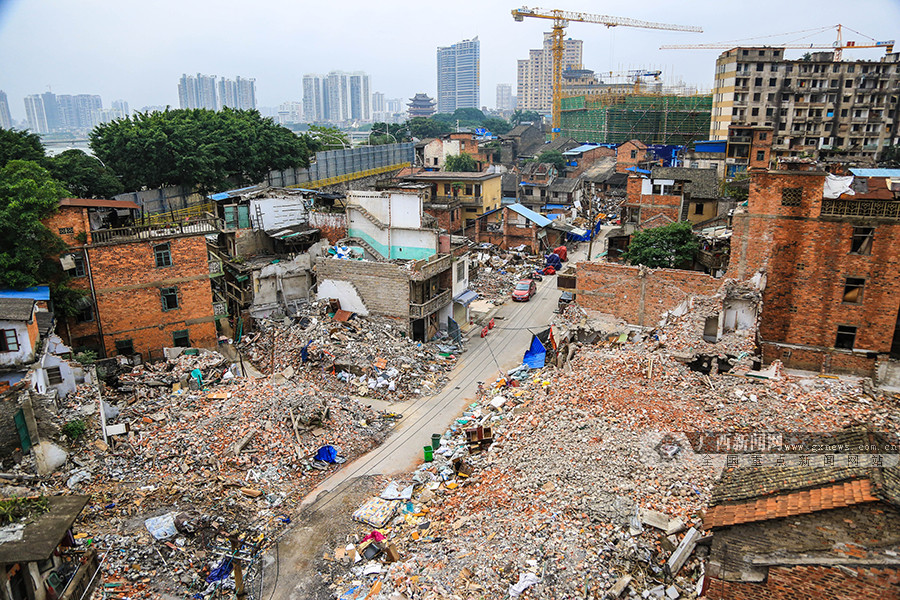 高清组图:邕城老街拆迁殆尽 闹市"孤岛"人去楼空 (3/13)