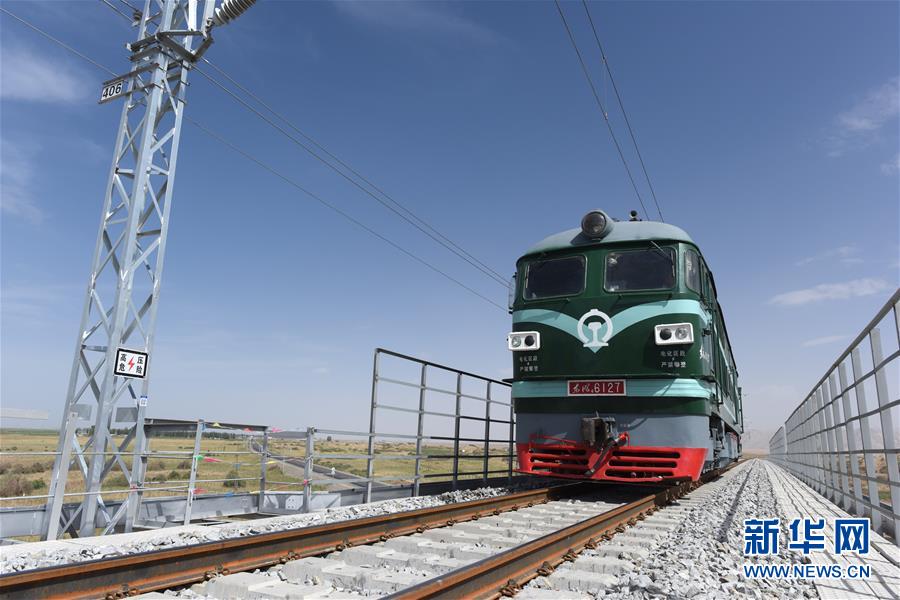 进出新疆南通道——格尔木至库尔勒铁路青海段正在加紧施工中.