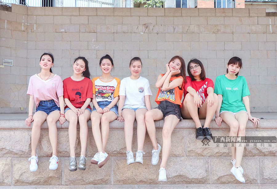 错位摄影……广西高校毕业生们纷纷晒出自己的创意毕业照,用各具特色