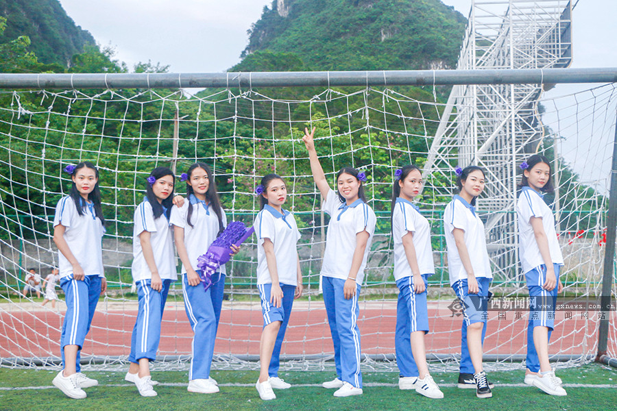 错位摄影……广西高校毕业生们纷纷晒出自己的创意毕业照,用各具特色