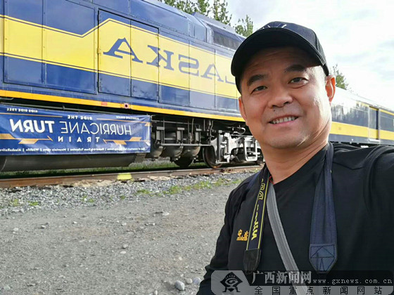 图为刘政.图为刘政和其他登山者在一起.