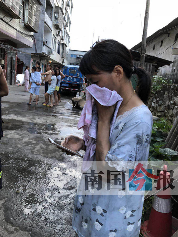 被烟熏得一身脏兮兮的韦女士.