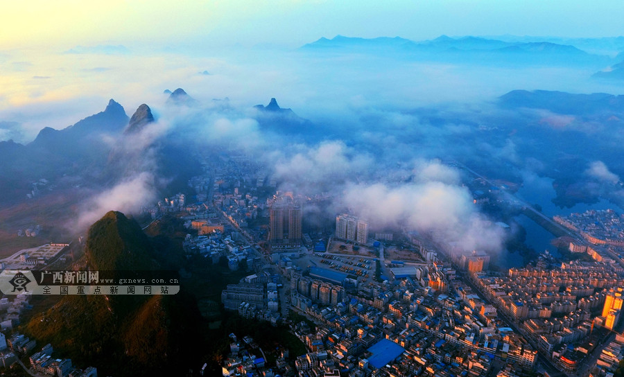 朝霞下的大化瑶族自治县县城美轮美奂,整个县城在雾海中若隐若现,宛若