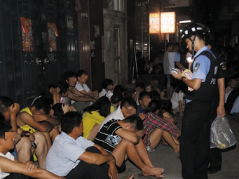 7月21日焦点图:南宁警方夜查苏卢村刑拘百余人