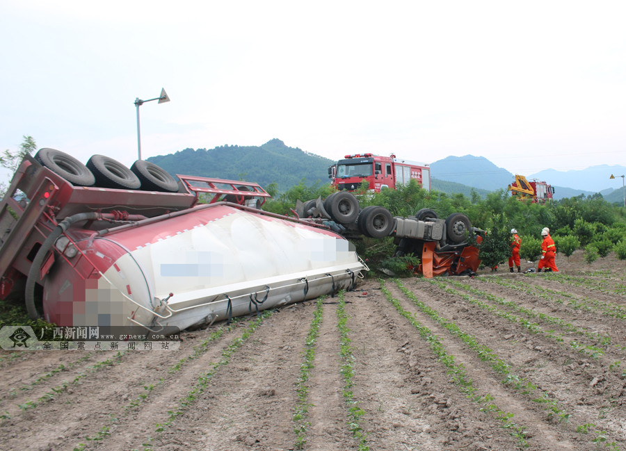 永福:水泥罐车翻下路基 柴油泄漏司机身亡(组图)(2/6)