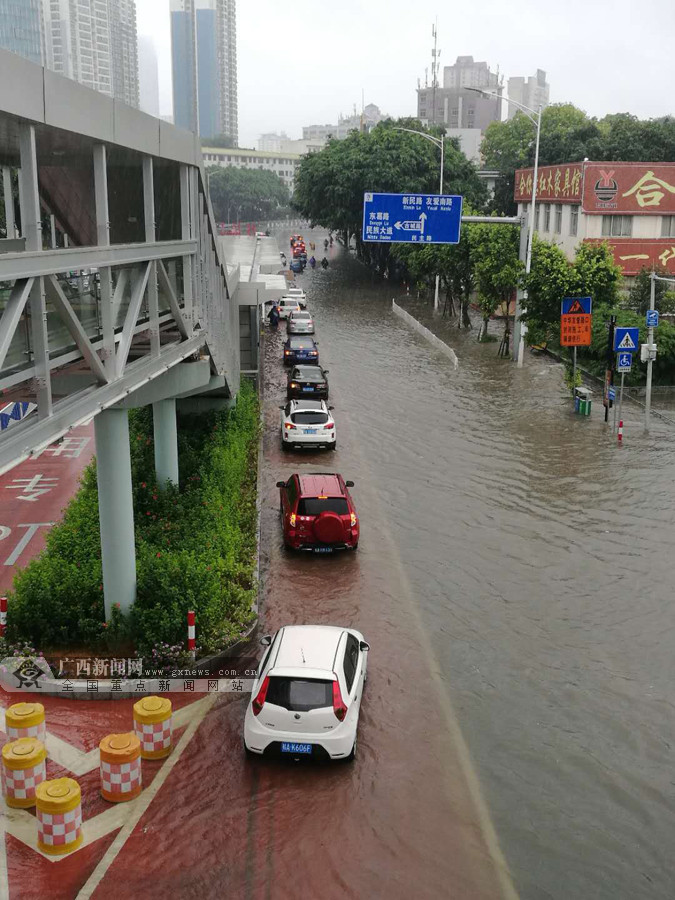 南宁城区7月24日降温降雨 部分路段积水(组图) (4/9)