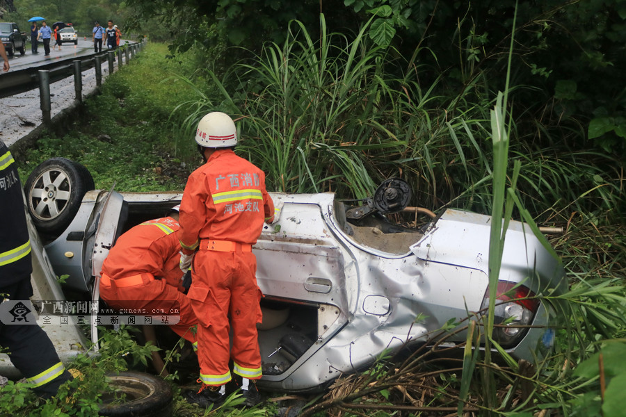 河池金城江区:巨石滚落砸中小车 2人身亡(组图)(2/4)