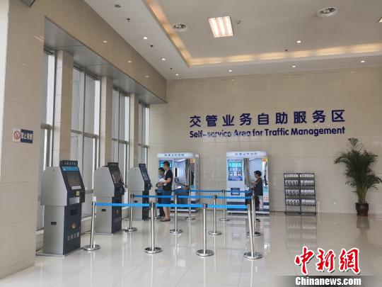 河北交管"放管服"改革见闻:一证即办 一窗办结