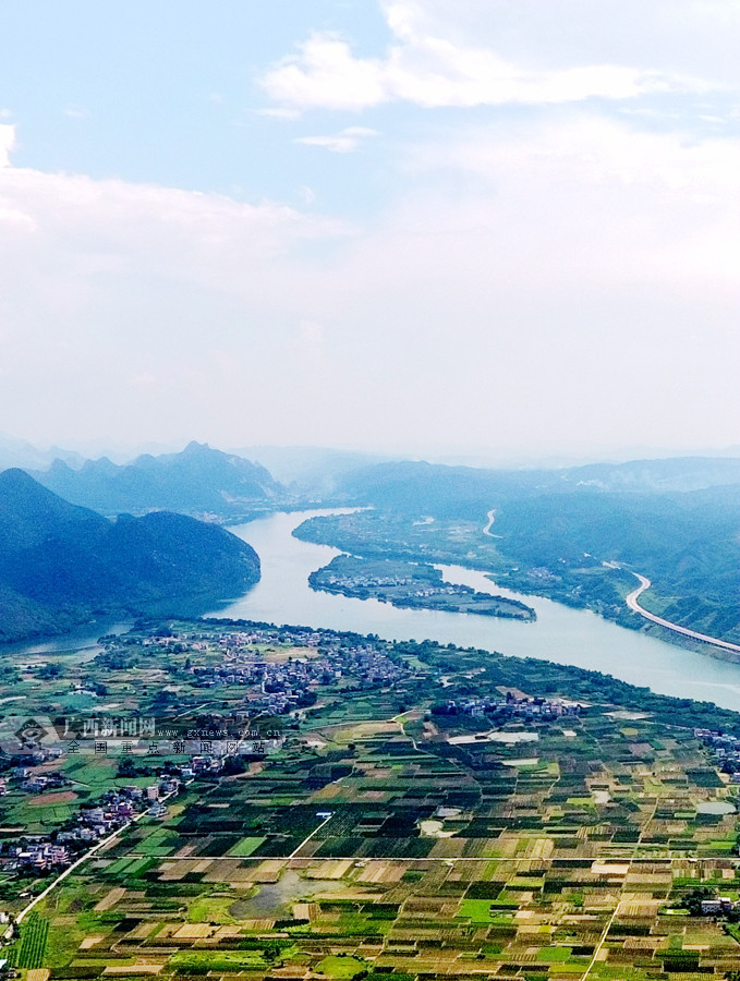航拍:玉带穿田园 碧绿融江展画卷(7/7)