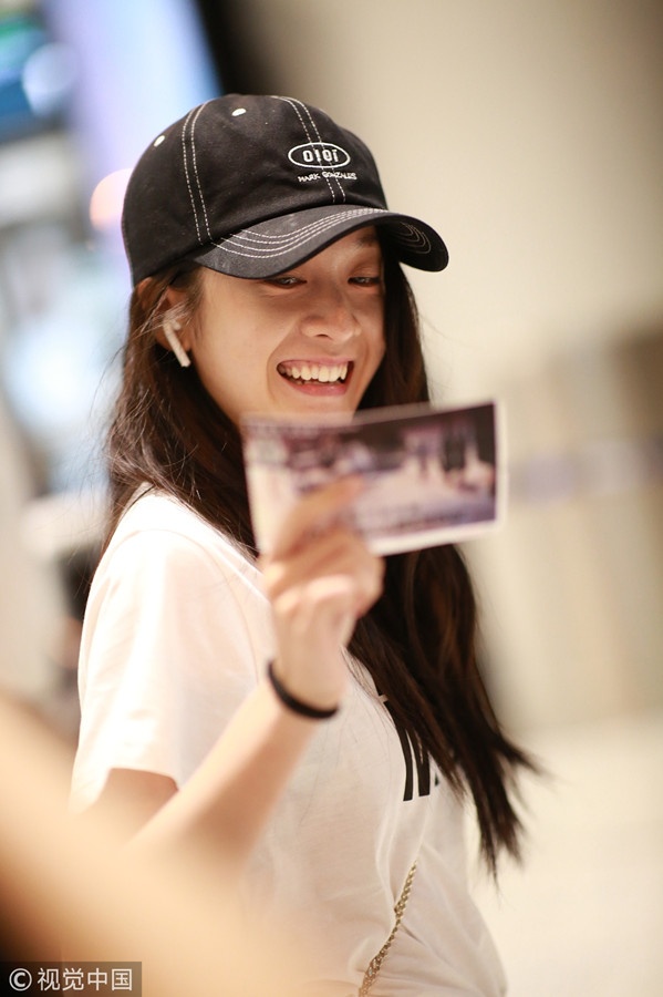 虎牙妹妹张雪迎露齿灿笑少女感十足