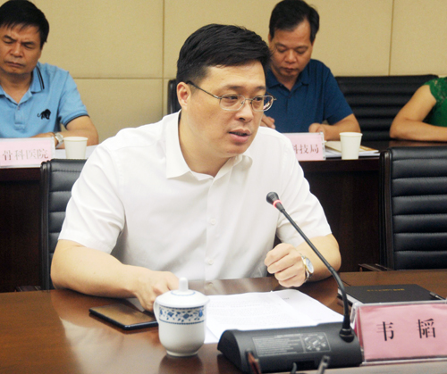 广西科技厅党组书记,厅长曹坤华  在随后举行的座谈会上,韦韬对