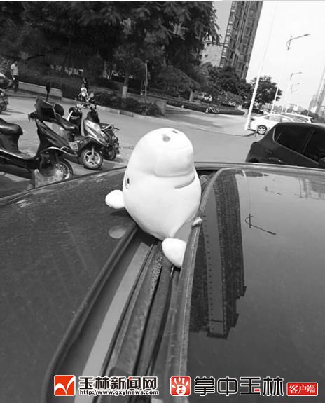 如果开启车窗或天窗,家长一定要叮嘱孩子不要把头或手伸出窗外