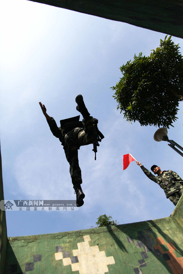 高清组图比武场上武警百余官兵展开激烈较量77