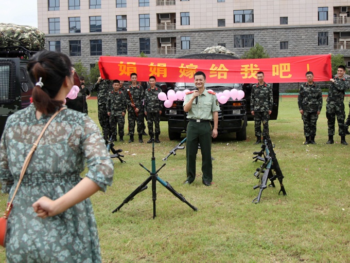 七夕节武警兵哥哥向女友深情表白(组图)