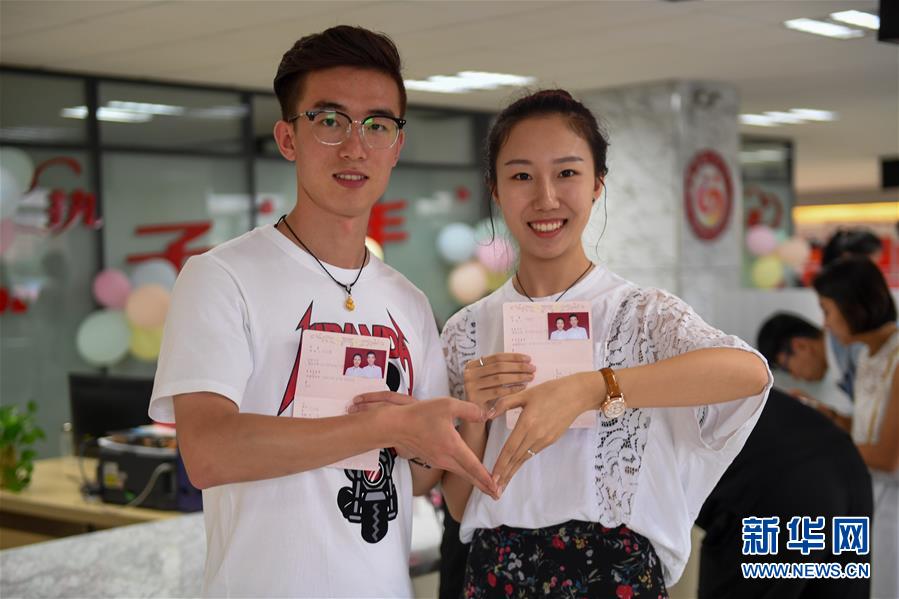 不少新人选择在这一天登记结婚,让这个浪漫的节日见证甜蜜的爱情