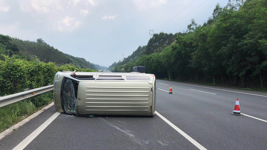 面包车高速路上突然爆胎 司机猛打方向盘车辆侧翻