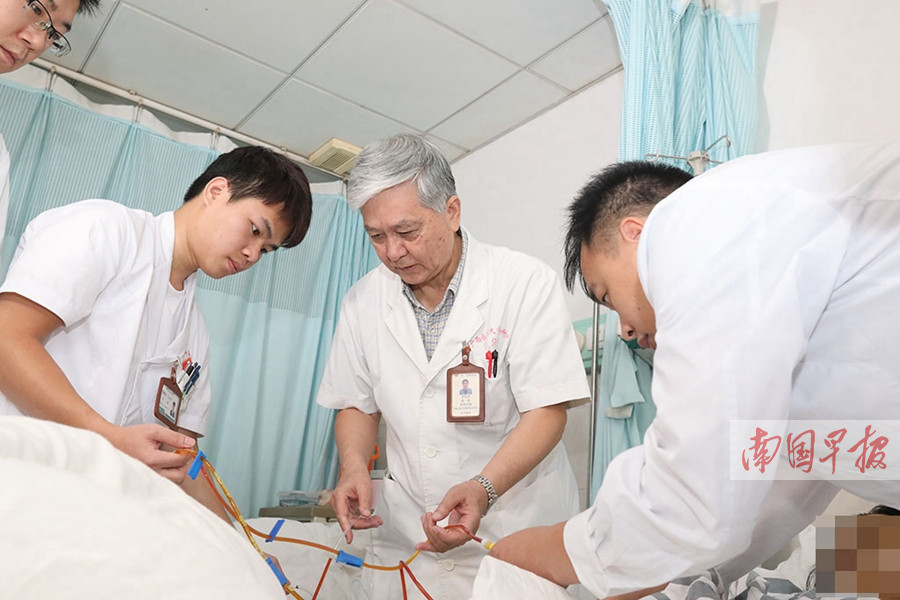 彭民浩对年轻医生进行指导. 院方供图