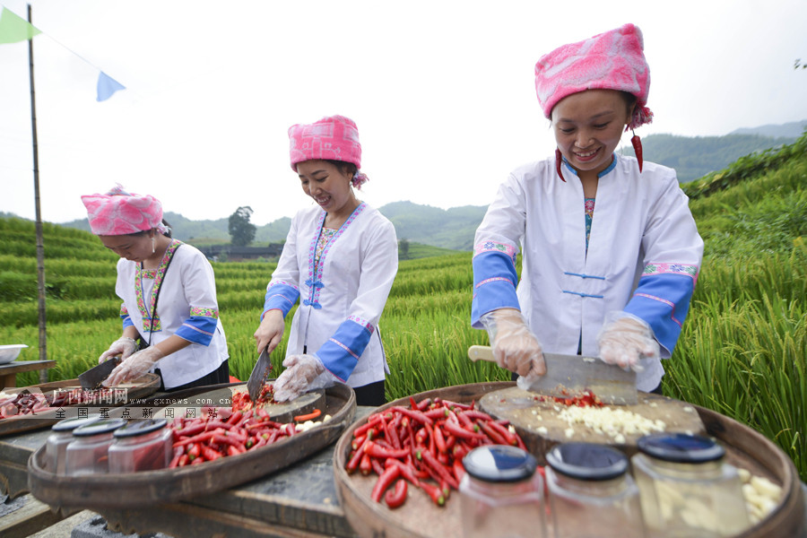 高清组图:龙胜壮寨欢度火红"辣椒节"