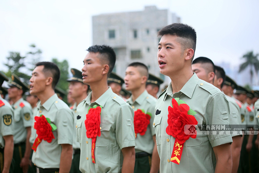 高清组图:致敬军旅 欢送退伍老兵|手机广西网