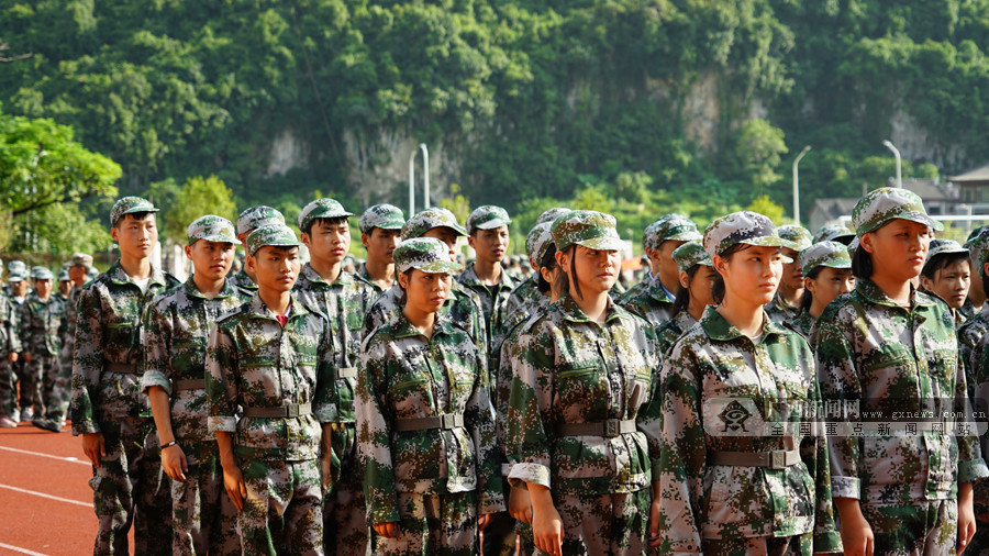 凌雲高中高一新生軍訓現場.廣西新聞網通訊員 米儒聰攝