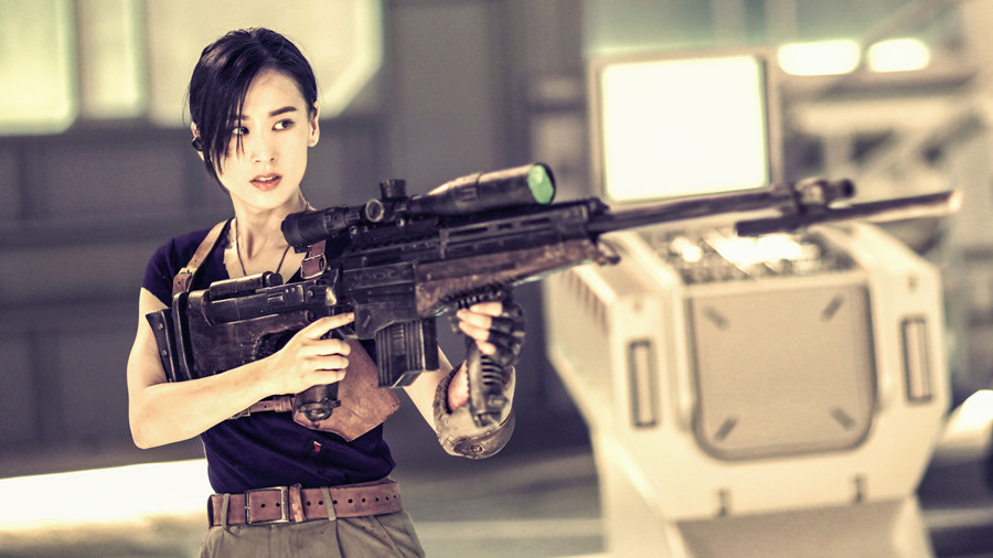 柔美辣妈变超酷女英雄 黄圣依举机枪英姿飒爽