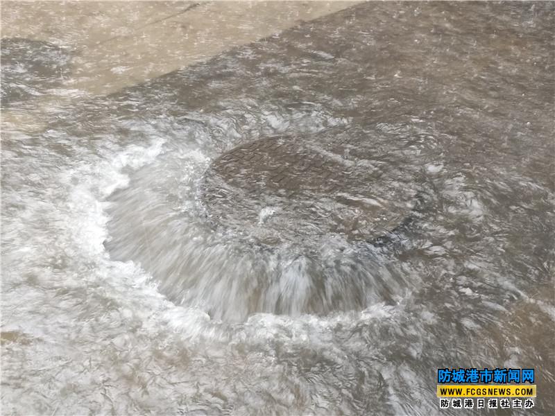 防城港:大雨倾盆 道路变泽国