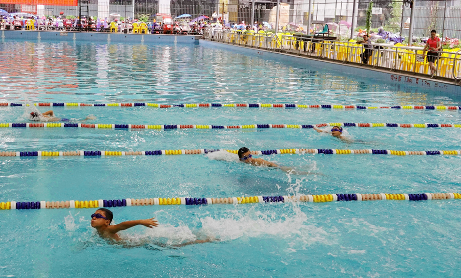 磨炼坚强意志 300多名"山里娃"参加游泳比赛(图)